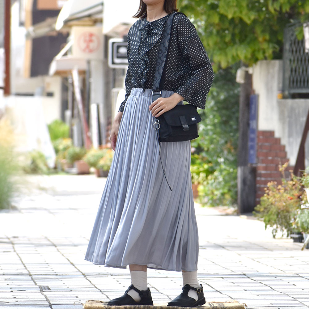 オーロラシューズ (AURORA SHOES) T-Strap レザーシューズ 革靴 TS-W を使った 華やかモノトーン初秋レディースコーデ