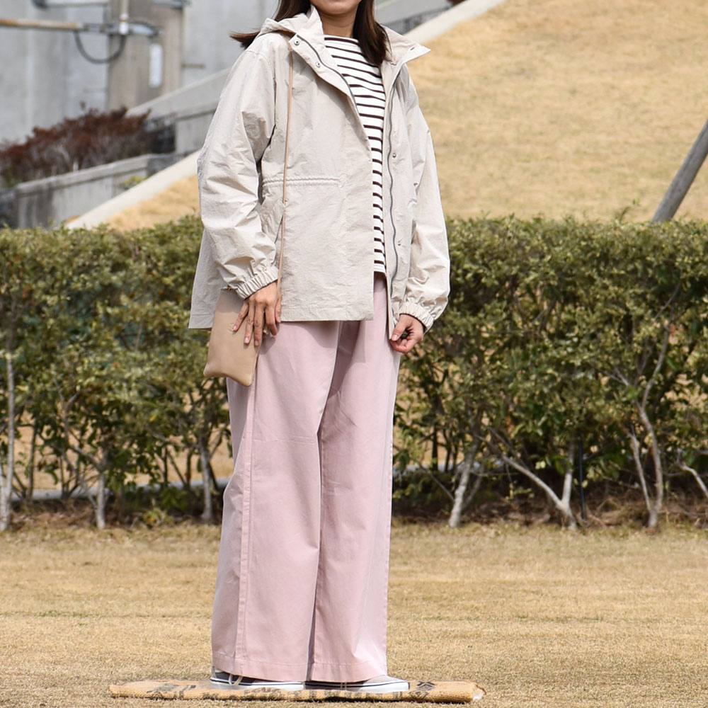 バンズ/ヴァンズ (VANS) OLD SKOOL 2-TONE FROST GRAY オールドスクール ローカットスニーカー VN000D7Z85T を使った 春の空気に似合う柔らかレディースコーデ