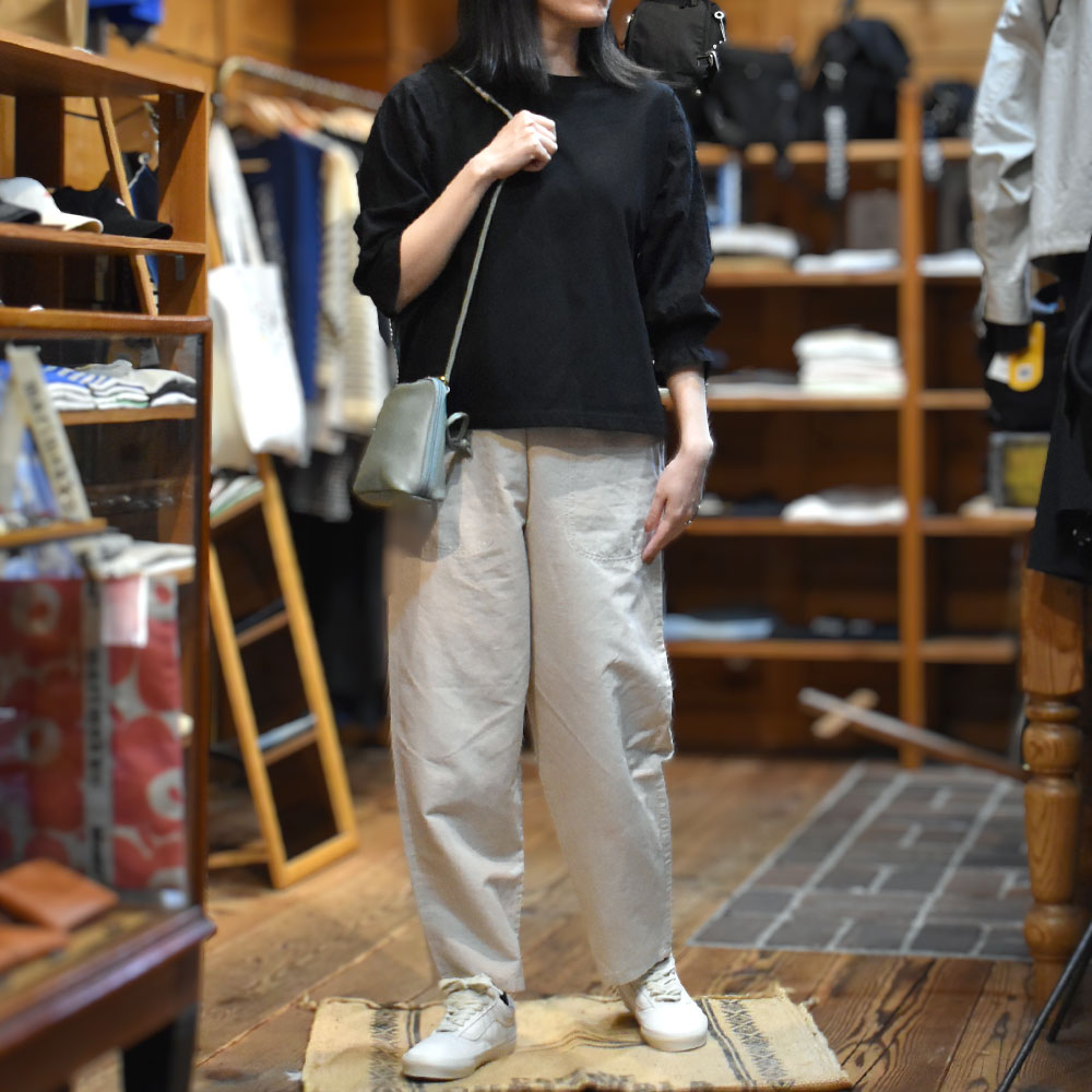 バンズ/ヴァンズ(VANS) OLD SKOOL OVERSIZED LACE marshmallow オールドスクール ローカットスニーカー VN000CR5FS8を使った刺繍ブラウスで可愛いカジュアルレディース春コーディネート