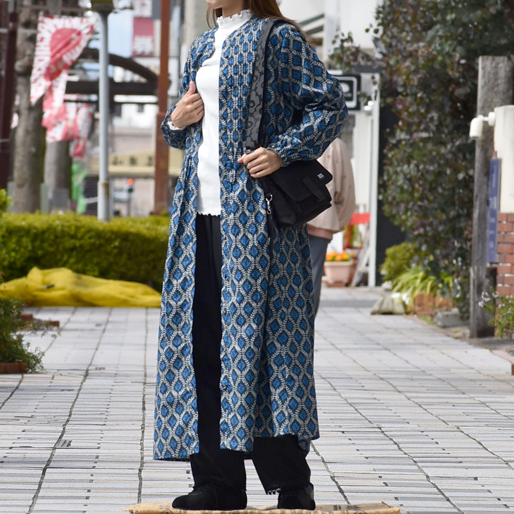 ポンデシャロン(PONT DE CHALONS) 日本製 コットンテレコハイネックプルオーバー 長袖カットソー 22553712 を使った 総柄ワンピースのレイヤード春レディースコーデ