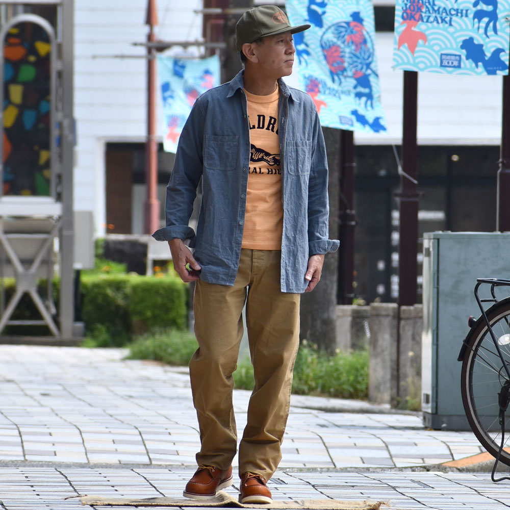 デラックスウエア (DELUXEWARE) 46-CHINO TROUSERS チノパンツ チノトラウザーズ 946Aを使ったワークスタイルアメカジ秋メンズコーデ