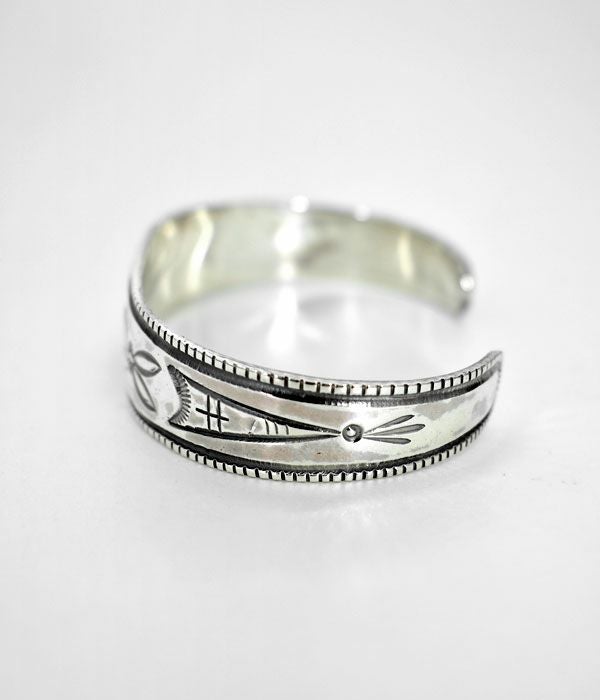 ラリースミス (LARRY SMITH) THUNDERBIRD STAMPED BRACELET バングル