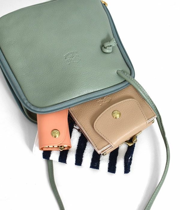 イルビゾンテ (IL BISONTE) クロスボディバッグ　限定カラー レザースクエアミニショルダーバッグ 54232-3-07211 54232307211